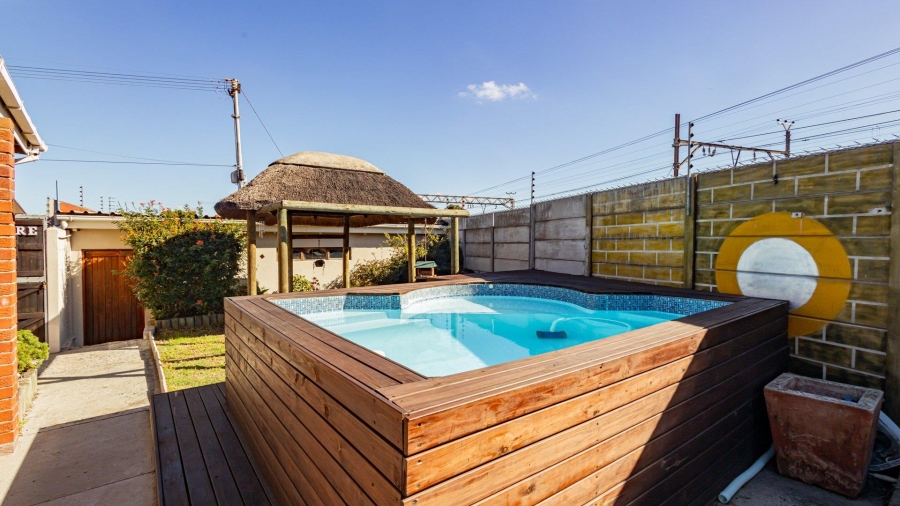 5 Bedroom Property for Sale in Avondale Western Cape